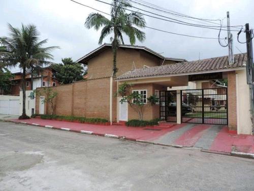 Apt TOTA 3 min Praia grande piscina e churrasqueira