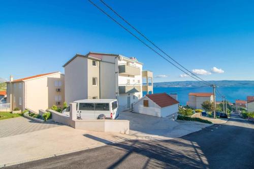 Apartments with a parking space Mali Rat (Omis) - 7482 - Sumpetar