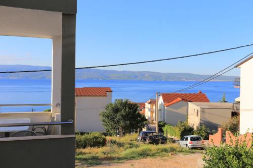 Apartments with a parking space Mali Rat (Omis) - 7482