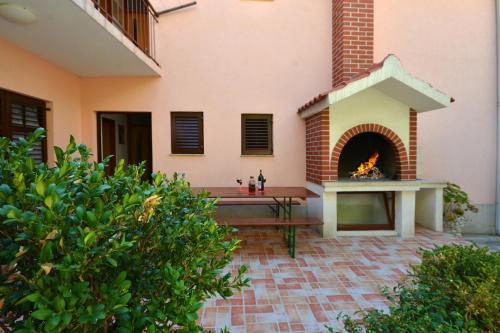 Apartments by the sea Pisak, Omis - 7521 in 皮薩