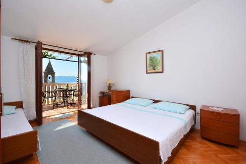 Apartments by the sea Pisak, Omis - 7521 in 皮薩