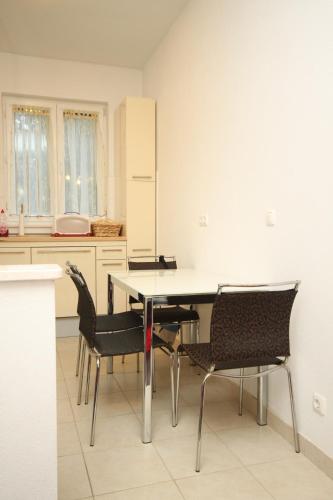 Apartments with a parking space Split - 7569 - image 13