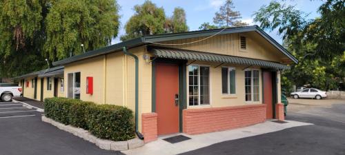 A szálláshely kívülről, Lakeview Inn in Lucerne (Kalifornia)