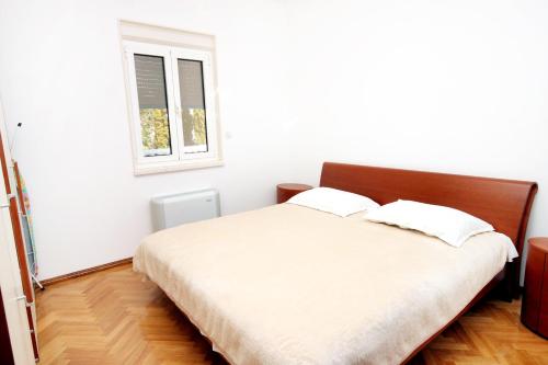 Family friendly apartments with a swimming pool Rogoznica - 7557 - image 3