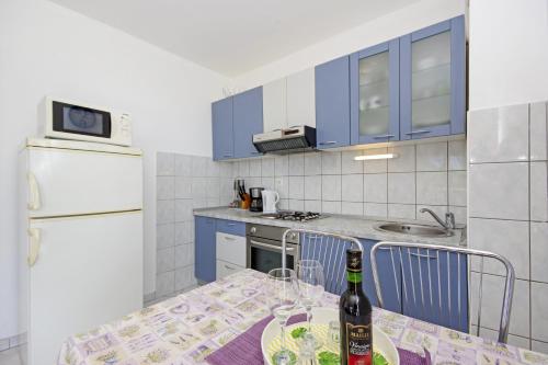 Apartments by the sea Split - 7589 - image 11