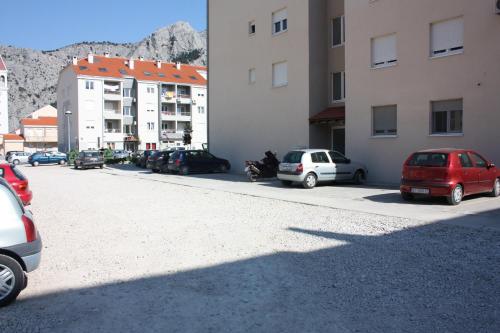 Apartments by the sea Omis - 7577 - image 5