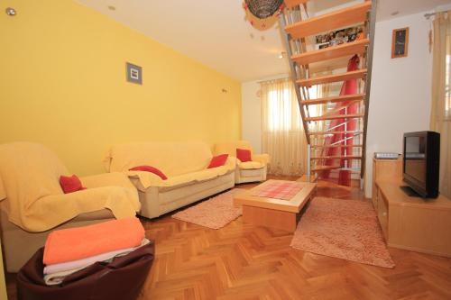 Apartments by the sea Omis - 7577 - image 6