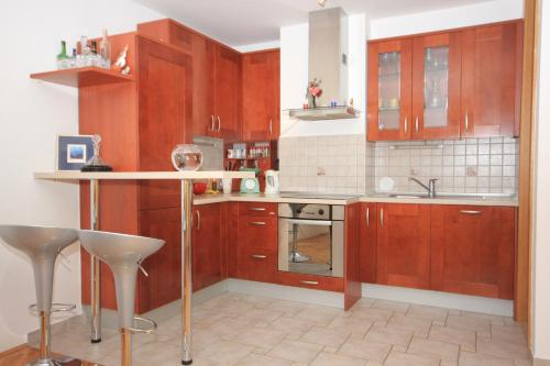 Apartments by the sea Omis - 7577 - image 10