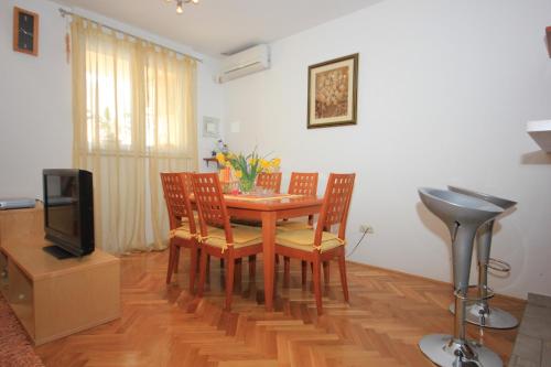 Apartments by the sea Omis - 7577 - image 11