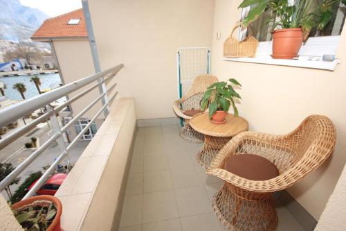 Apartments by the sea Omis - 7577 - image 12