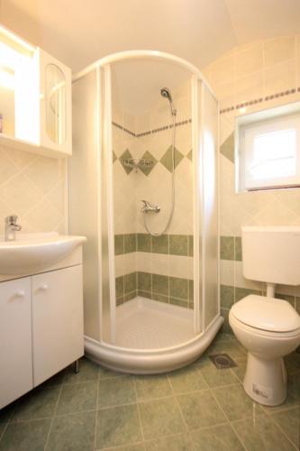 حمام, Apartments with a parking space Sveti Martin, Central Istria - Sredisnja Istra - 7634 in Martinski