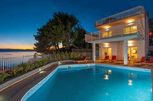 Seaside luxury villa with a swimming pool Medici, Omis - 6071 - Accommodation - Mimice