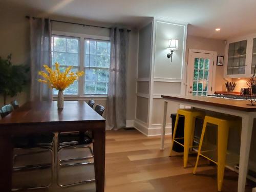 Cheerful 2 BR Near Colleges, Downtown, Attractions