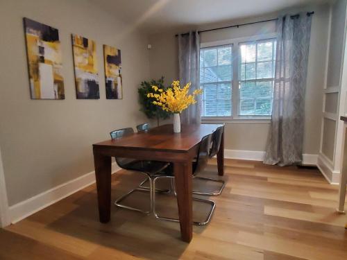 Cheerful 2 BR Near Colleges, Downtown, Attractions