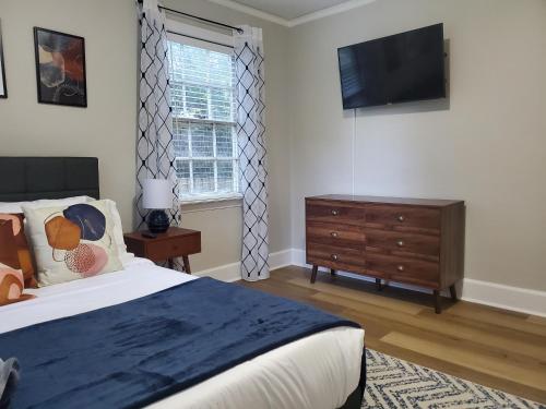 Cheerful 2 BR Near Colleges, Downtown, Attractions