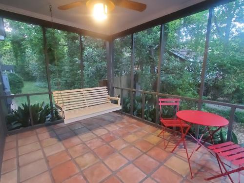 Cheerful 2 BR Near Colleges, Downtown, Attractions