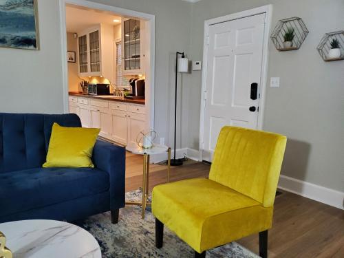 Cheerful 2 BR Near Colleges, Downtown, Attractions