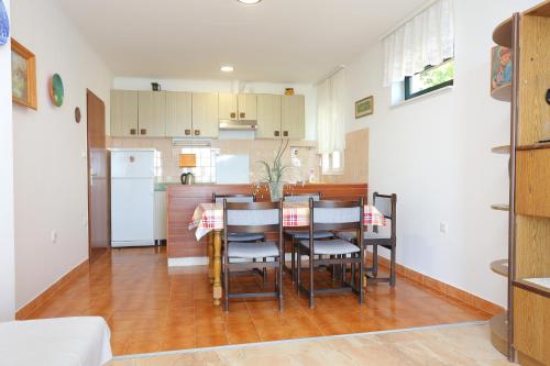 Three-Bedroom Apartment with Terrace and Sea View image 6