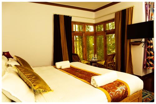 Deluxe Double Room (2 Adults + 1 Child) image 1