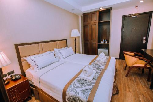 Standard Queen Room image 3