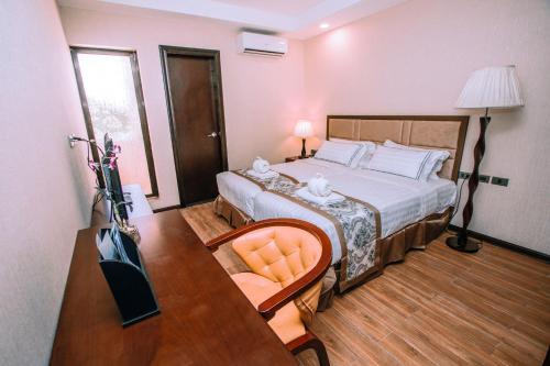 Standard Queen Room image 4