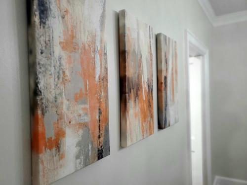 Spacious Centrally Located 3 Bed 2 Bath - Sleeps 8