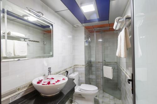 Bathroom, London Sa Pa Hotel near Sapa Market