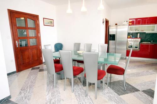 Family friendly apartments with a swimming pool Rogoznica - 7557 - image 12