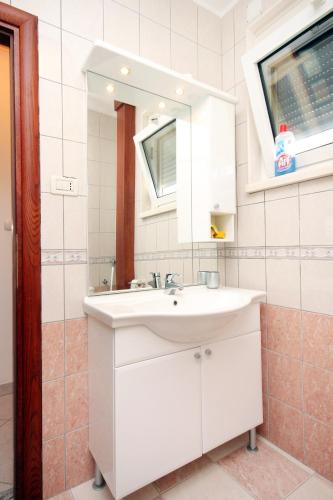 Family friendly apartments with a swimming pool Rogoznica - 7557 - image 13