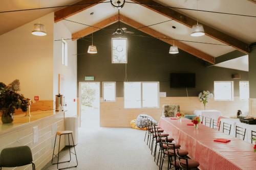 Étterem, Waitomo Village Chalets home of Kiwipaka in Waitomo