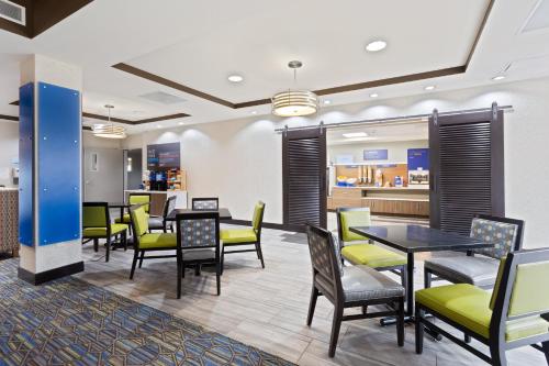 Holiday Inn Express Hotel & Suites Largo-Clearwater, an IHG Hotel