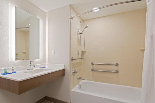 Holiday Inn Express Hotel & Suites Largo-Clearwater, an IHG Hotel