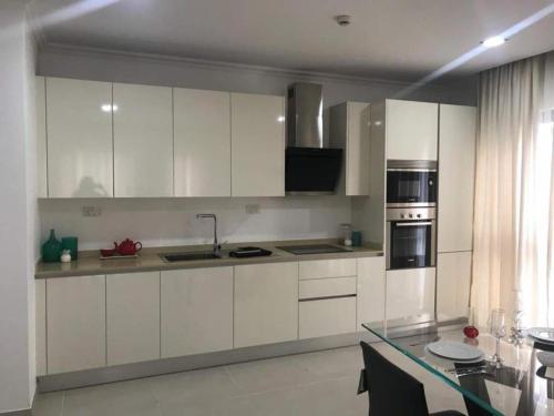 Konyha, Executive 3 bedroom Apartment Space Available in Labone