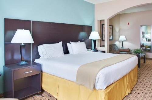 Holiday Inn Express & Suites Houston Energy Corridor-W Oaks, an IHG Hote