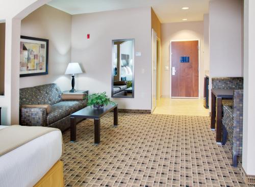 Holiday Inn Express & Suites Houston Energy Corridor-W Oaks, an IHG Hote