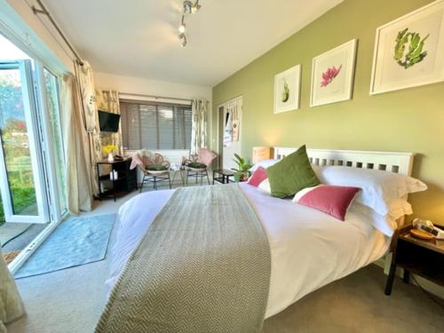 Beautiful Garden Room With Private Entrance