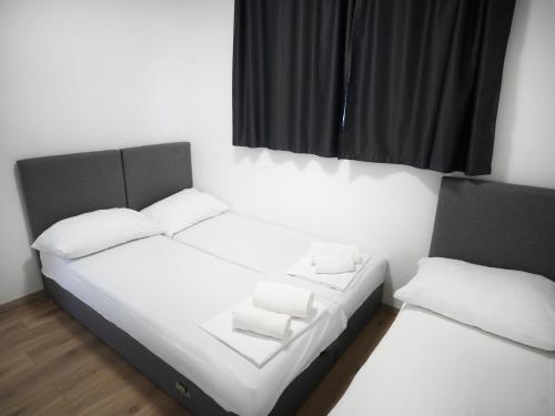 2 bedrooms, 5 beds