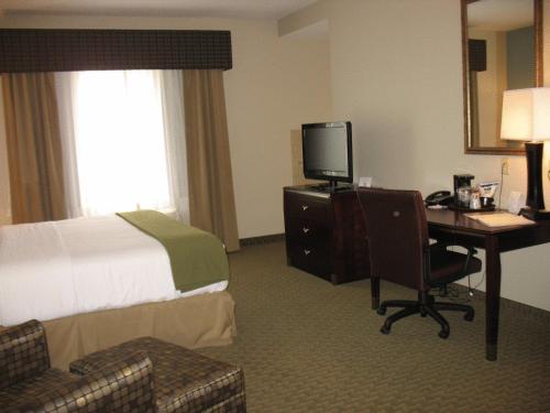 Holiday Inn Express & Suites Pittsburg an IHG Hotel - image 10