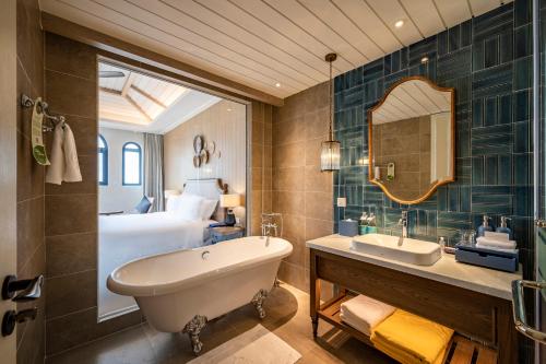 room detail thumbnail 2