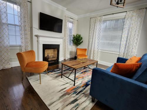 Spacious Centrally Located 3 Bed 2 Bath - Sleeps 8