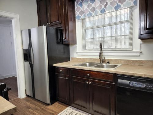 Spacious Centrally Located 3 Bed 2 Bath - Sleeps 8