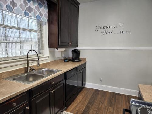 Spacious Centrally Located 3 Bed 2 Bath - Sleeps 8