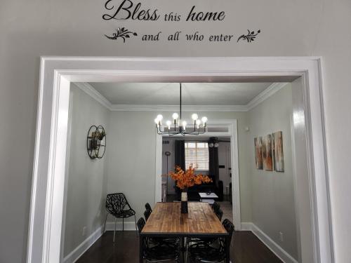 Spacious Centrally Located 3 Bed 2 Bath - Sleeps 8 in Montgomery, USA