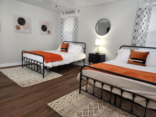 Spacious Centrally Located 3 Bed 2 Bath - Sleeps 8