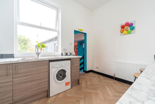 Vibrant Funkily Decorated 2 Bedroom 4 Beds Central Location