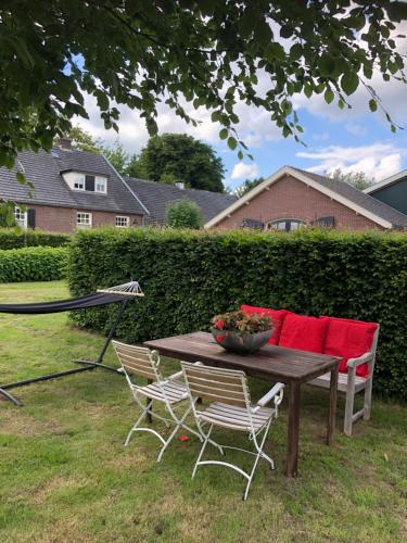 Garden, Gastenverblijf op de Prins Hendrik Hoeve in Buren in Buren