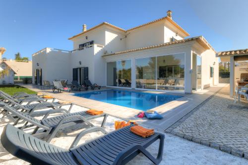 Villa Albufeira Golf Dois Superb V5 sleeps 12 Short Walk to Albufeira Centre Albufeira 