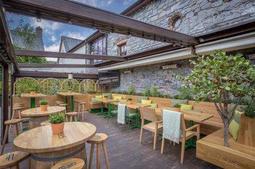 Court Yard Hotel - image 13