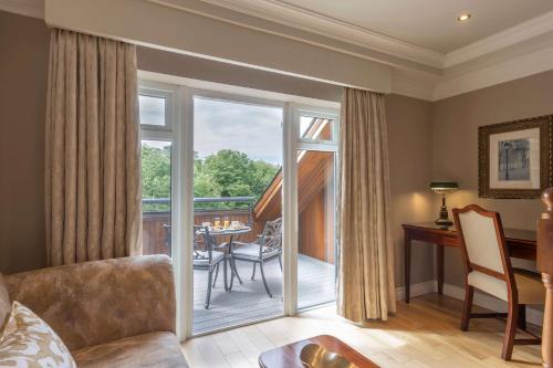 Court Yard Hotel - image 6
