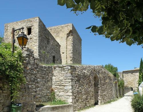 Le mazet Sainte-Jalle, piscine chauffée, jardin clos, barbecue en Baronnies Provençales